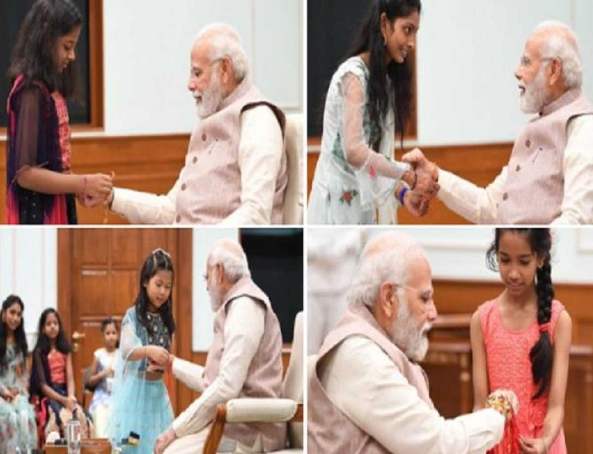 पीएम नरेंद्र मोदी ने अलग अंदाज़ में मनाया रक्षाबंधन, PMO के कर्मचारियों की बेटियों से बंधवाई राखी