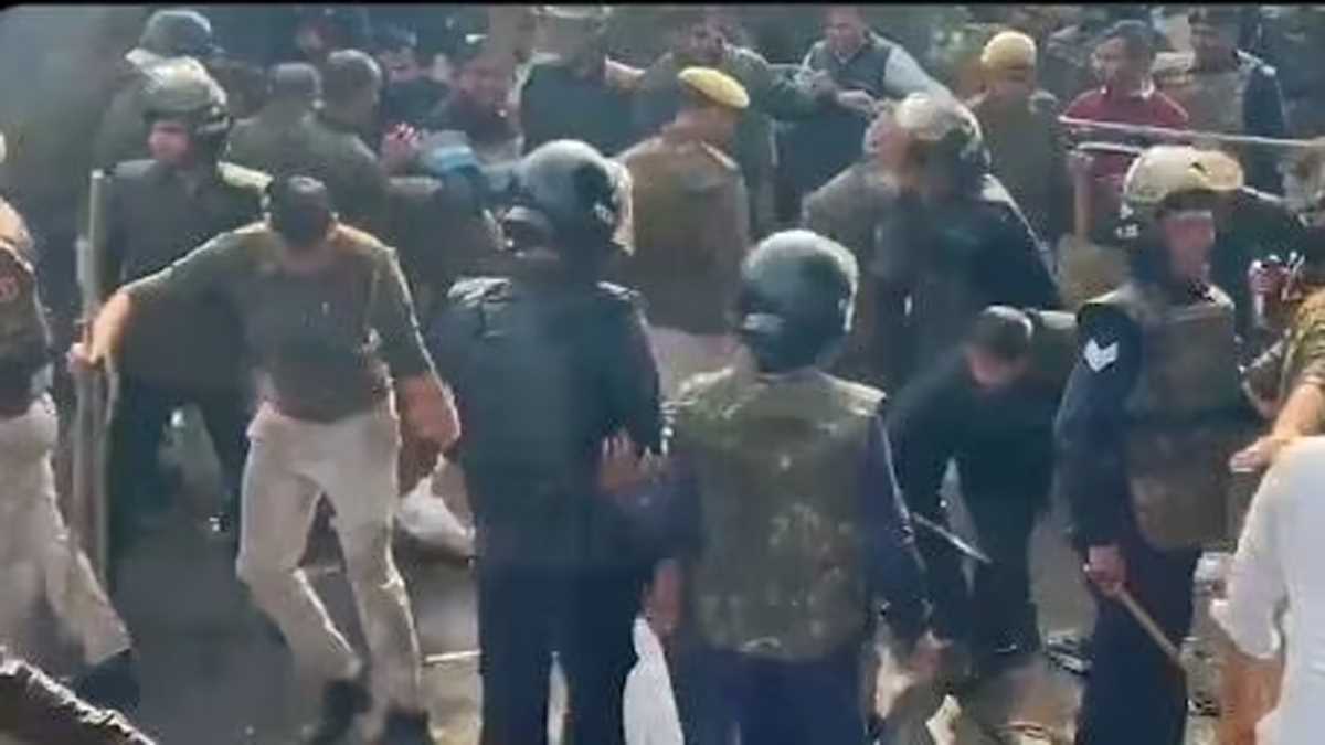 जयपुर में यूथ कांग्रेस ने सीएम आवास का किया घेराव, पुलिस ने कार्यकर्ताओं पर किया लाठीचार्ज