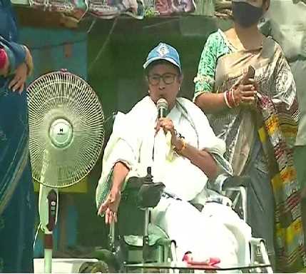 नंदीग्राम में ममता ने किया रोड शो , सुवेंदु अधिकारी को ममता ने घेरा नंदीग्राम में ममता ने किया रोड शो , सुवेंदु अधिकारी को ममता ने घेरा