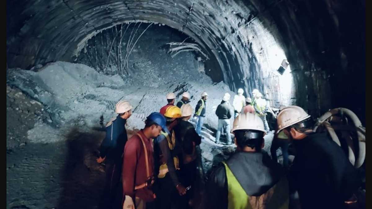 उत्तरकाशी में ध्वस्त सुरंग में फंसे झारखंड के 13 मजदूर, चिंतित हैं परिजन