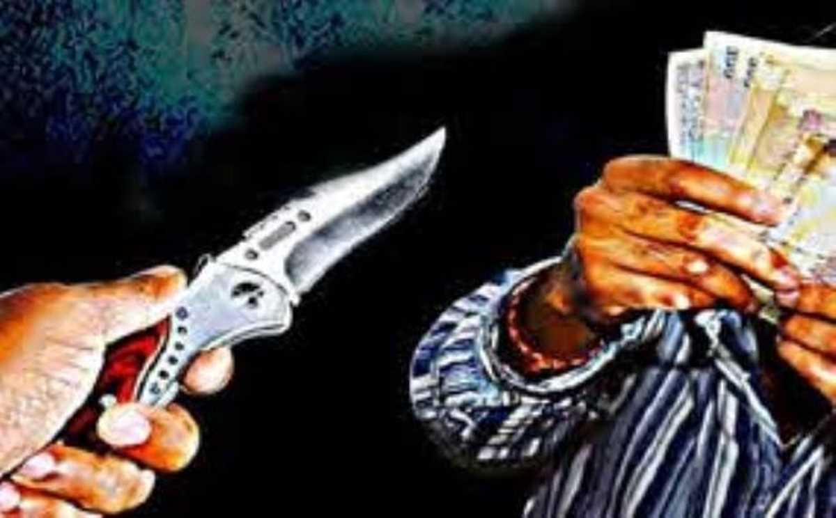 बाइक सवार बदमाशों ने चाकू की नोक पर मुनीम से लूटे 1.12 लाख रुपए बाइक सवार बदमाशों ने चाकू की नोक पर मुनीम से लूटे 1.12 लाख रुपए