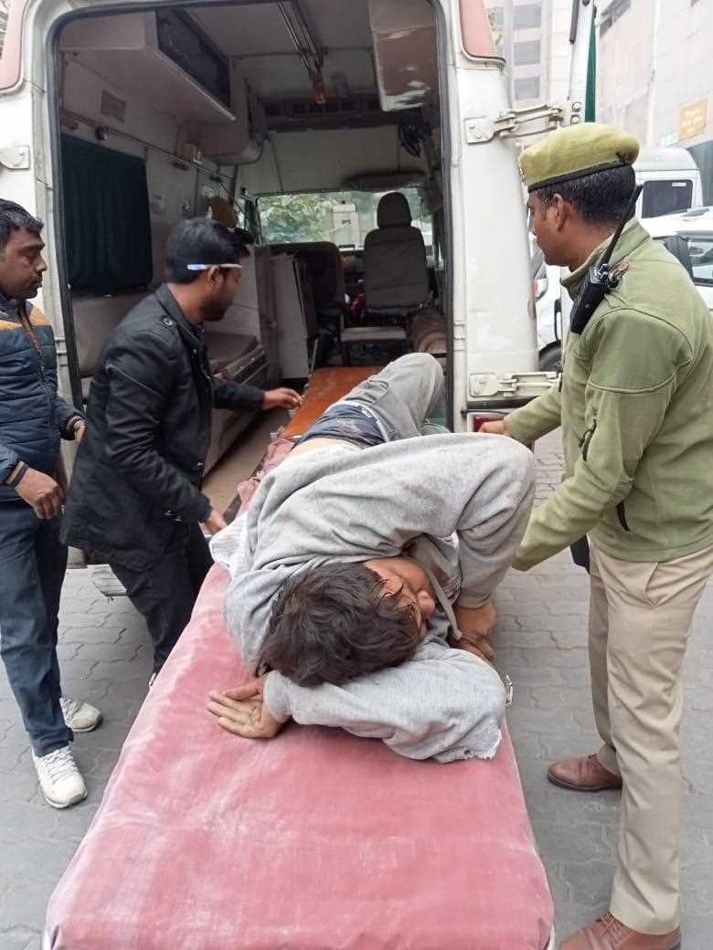 नोएडा में नाला बनाते समय दो मजदूरों पर गिरी दीवार:खुदाई के दौरान हुआ हादसा, पुलिस ने अस्पताल में कराया भर्ती