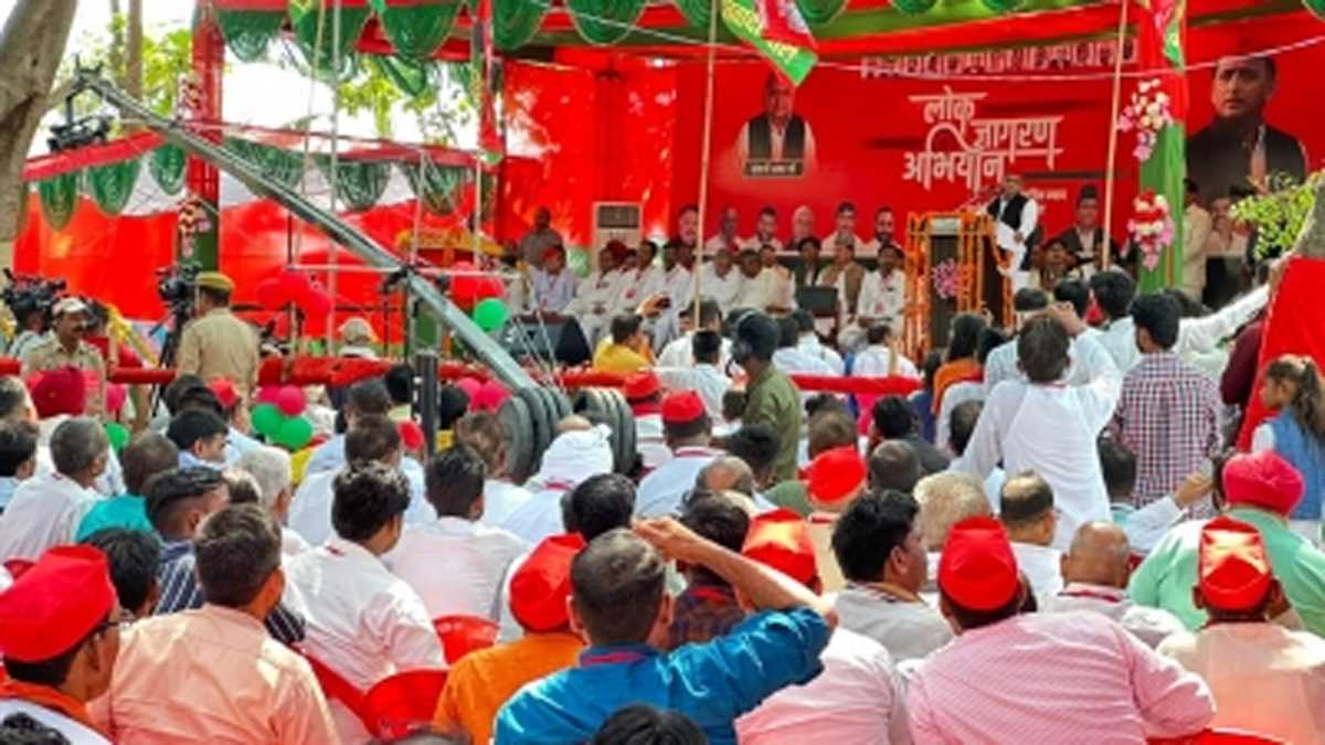 अखिलेश ने शुरू की लोक जागरण यात्रा, पिछड़ों और दलितों को साधने की कवायद