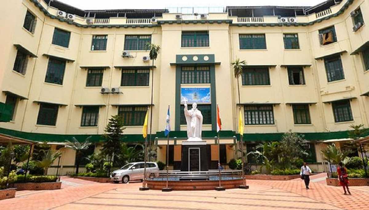 बिकनी वाली इंस्टाग्राम फोटो के कारण प्रोफेसर की नौकरी जाने पर विवाद