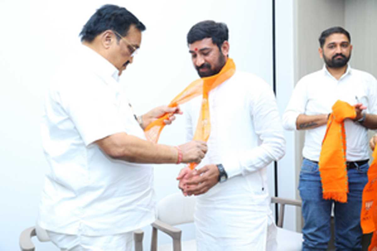 भाजपा ने प्रतिद्वंद्वी पार्टियों के हाई-प्रोफाइल लोगों को शामिल करके गुजरात कैडर का किया विस्तार