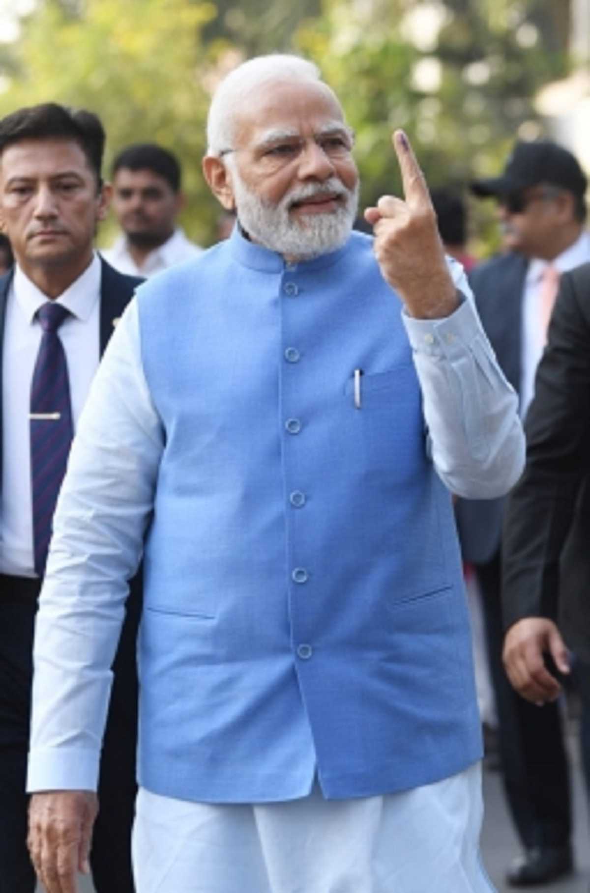 प्रधानमंत्री मोदी ने अहमदाबाद में डाला वोट, मतदान के लिए जनता का जताया आभार प्रधानमंत्री मोदी ने अहमदाबाद में डाला वोट, मतदान के लिए जनता का जताया आभार