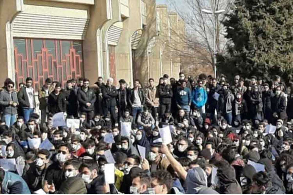 ईरानी सुरक्षा बलों ने स्कूल में बच्चों को गिरफ्तार किया ईरानी सुरक्षा बलों ने स्कूल में बच्चों को गिरफ्तार किया