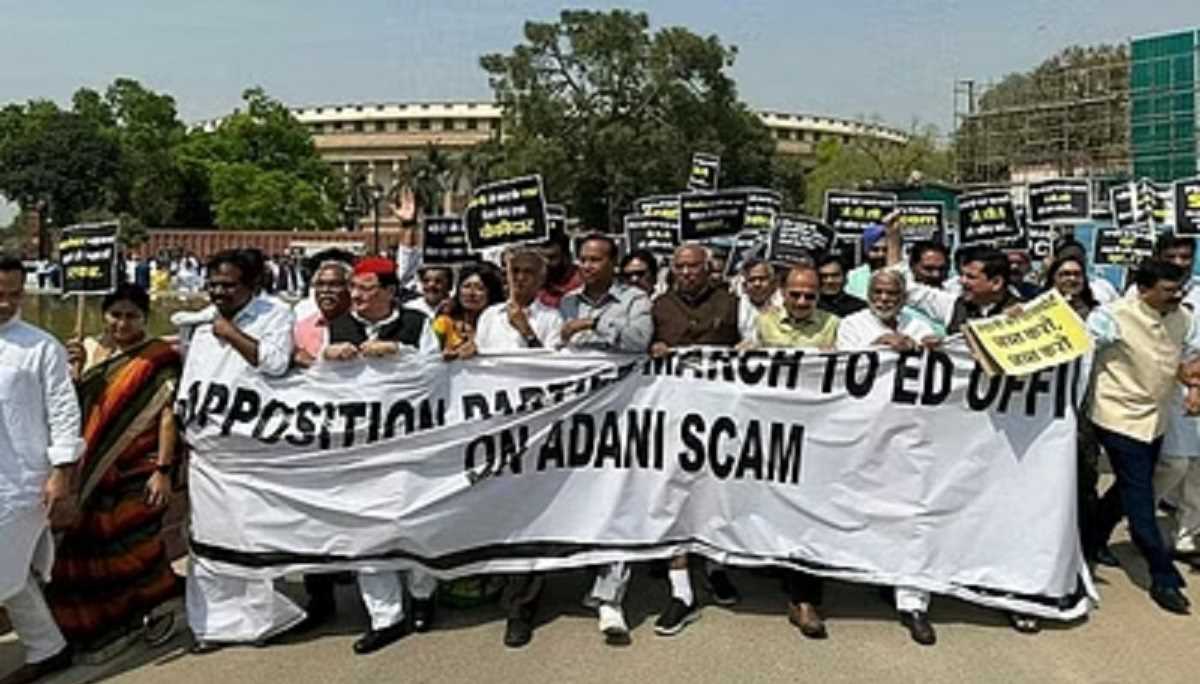 विपक्षी सांसदों ने संसद भवन से विजय चौक तक निकाला मार्च