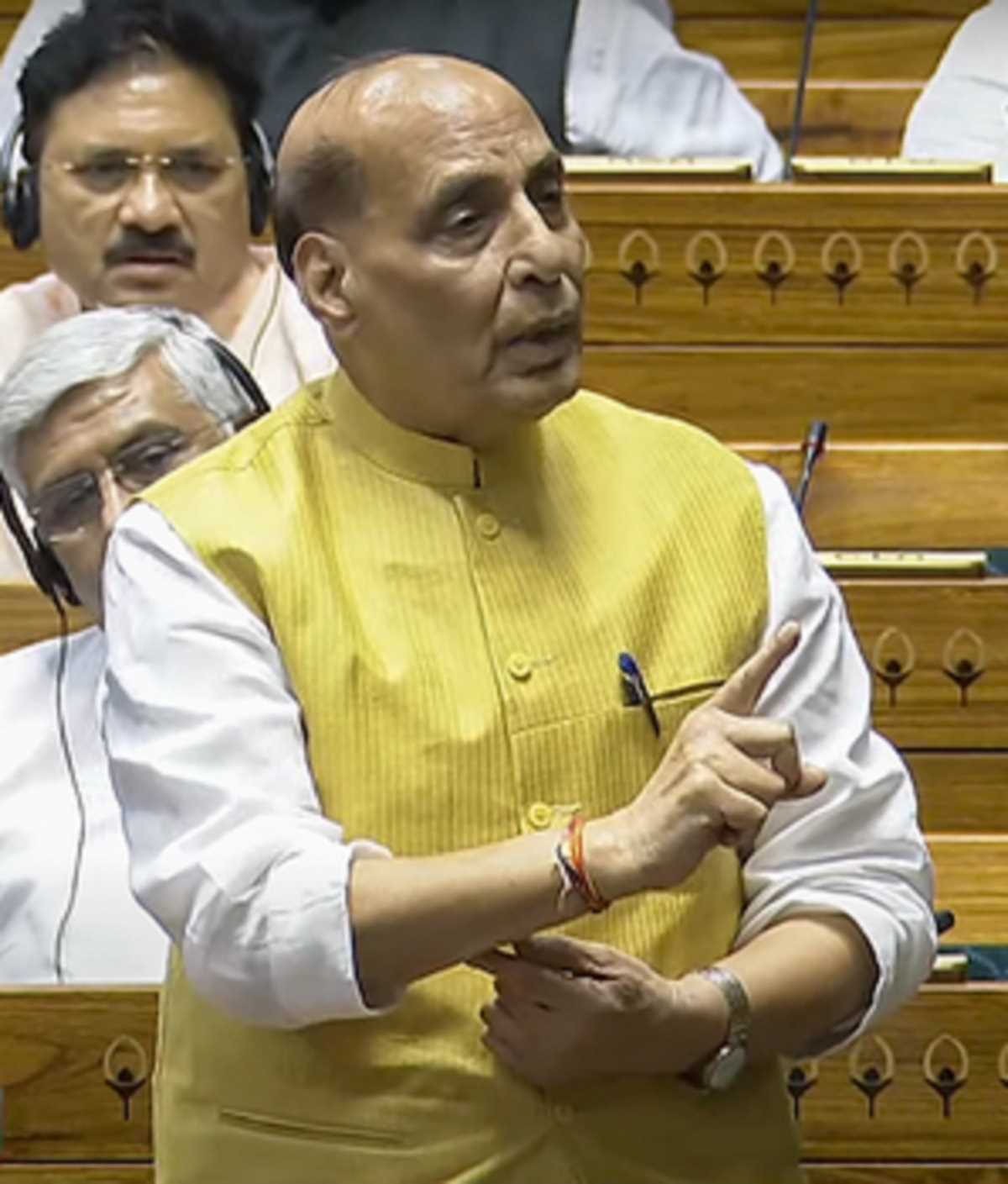 अनंतनाग में आतंकियों से मुठभेड़ में दो सैनिक शहीद, राजनाथ सिंह ने जताया दु:ख