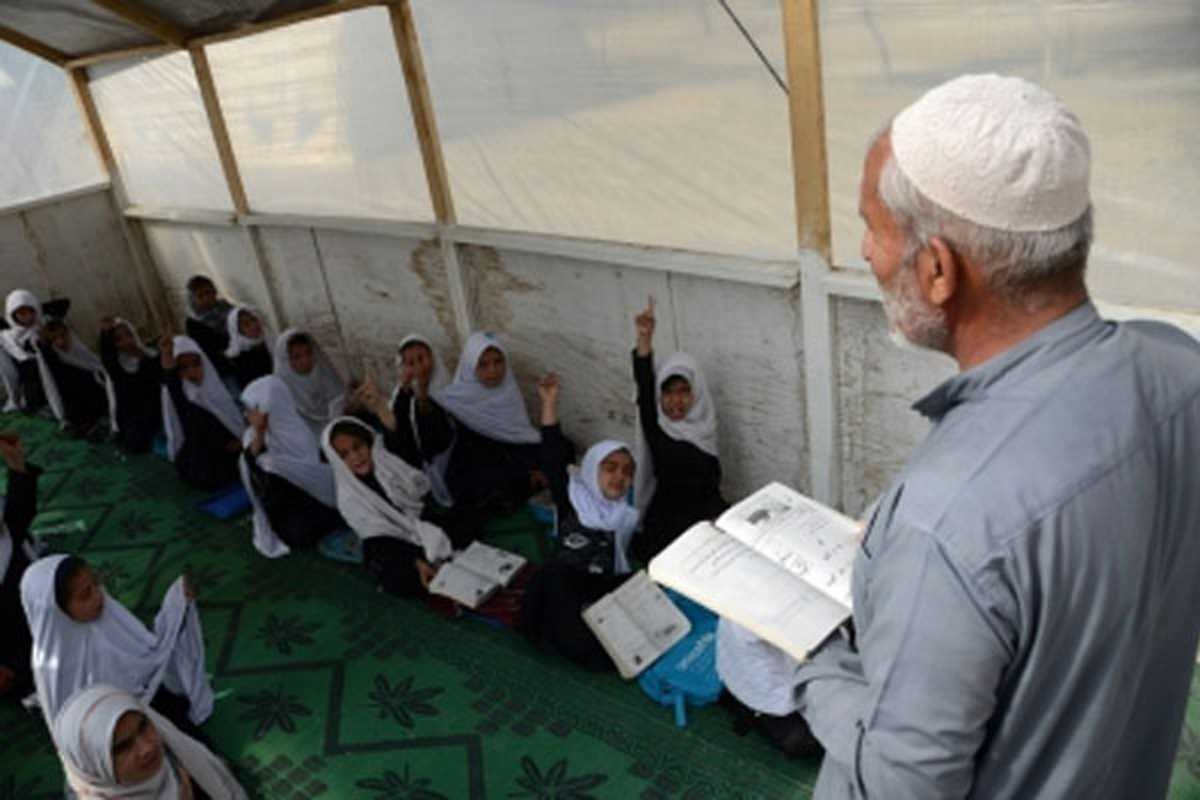 अफगानिस्तान में 400 से अधिक निजी स्कूल हुए बंद : रिपोर्ट