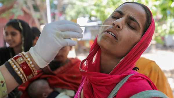 देश में तेजी से बढ़ रही कोरोना की रफ्तार, 24 घंटे में आए 3688 नए मामले देश में तेजी से बढ़ रही कोरोना की रफ्तार, 24 घंटे में आए 3688 नए मामले