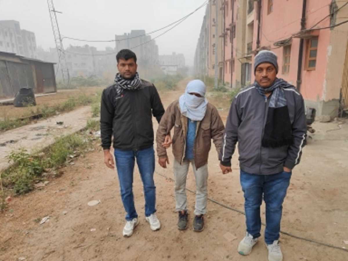 Bhalswa Dairy Rape Case: 5 साल की बच्ची के अपहरण और रेप मामले में संदिग्ध आरोपी की तलाश, पुलिस पहुंची अयोध्या और बस्ती Bhalswa Dairy Rape Case: 5 साल की बच्ची के अपहरण और रेप मामले में संदिग्ध आरोपी की तलाश, पुलिस पहुंची अयोध्या और बस्ती