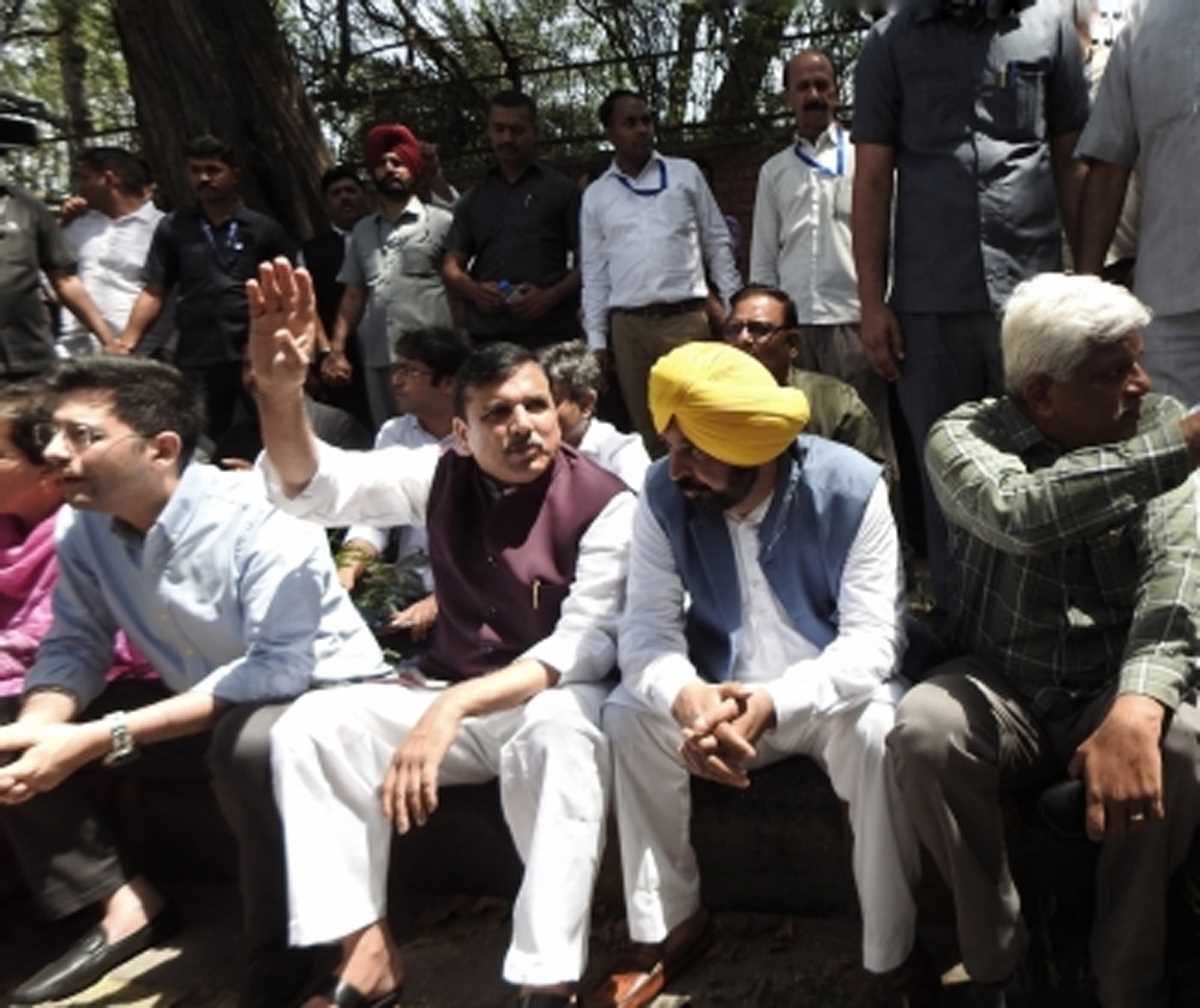 केजरीवाल से पूछताछ : दिल्ली में सीएम भगवंत मान, संजय सिंह का धरना