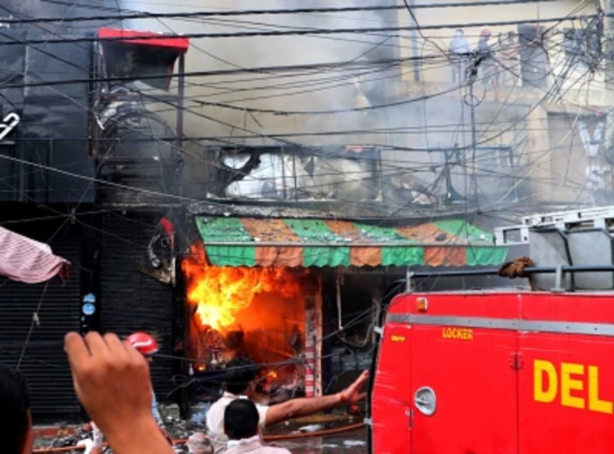 दिल्ली के लाजपत नगर सेंट्रल मार्केट की दुकान में लगी आग