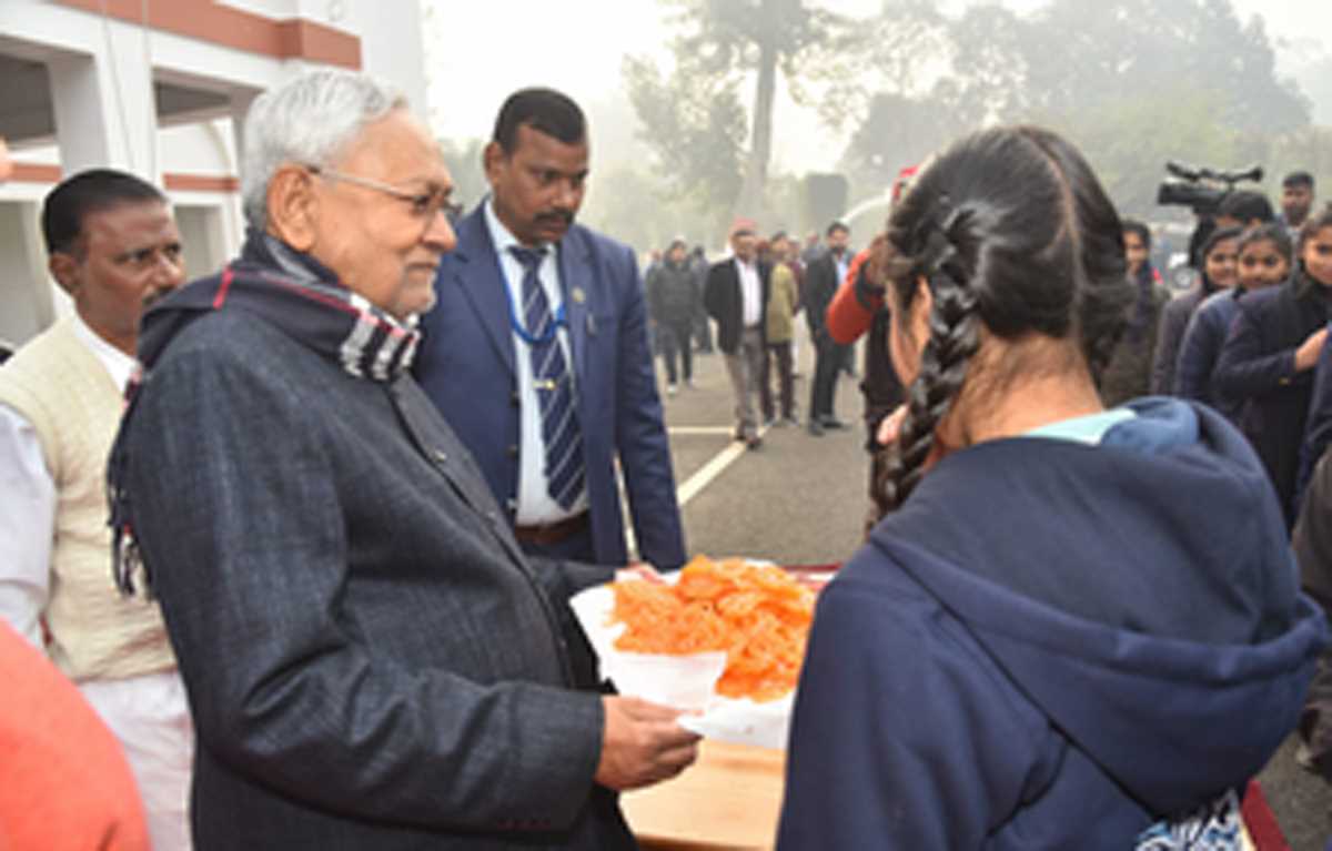 बिहार में सियासी बदलाव की चर्चा के बीच नीतीश ने बांटी जलेबी