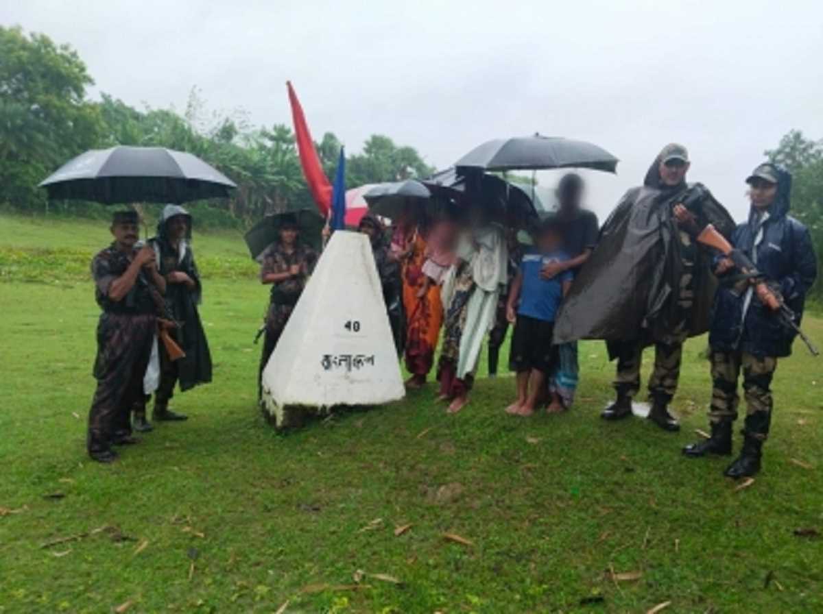 बीएसएफ ने दिखाई मानवता, सीमा पार करते पकड़े गए 5 बांग्लादेशी नागरिकों को वापस लौटाया बीएसएफ ने दिखाई मानवता, सीमा पार करते पकड़े गए 5 बांग्लादेशी नागरिकों को वापस लौटाया