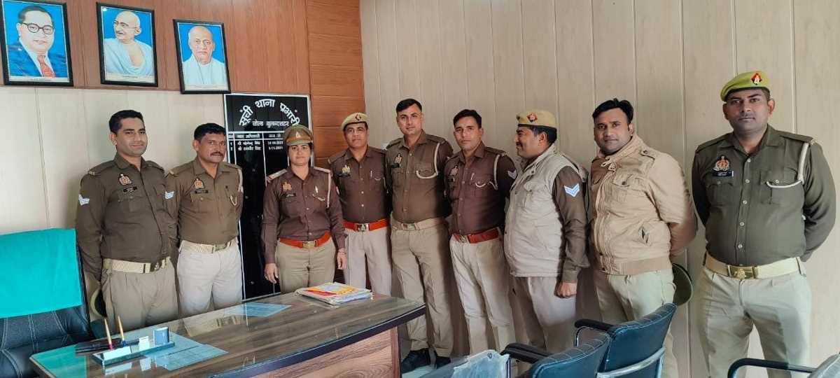 कांस्टेबल से हेडकांस्टेबल के पद पर प्रमोशन होने पर थाना अध्यक्ष ने लगाया फीत
