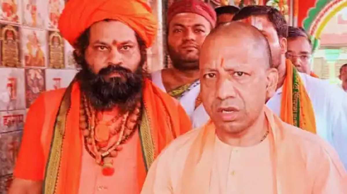 दीपावली पर मुख्यमंत्री योगी आदित्यनाथ ने किए रामलला के दर्शन, संतों से की मुलाकात