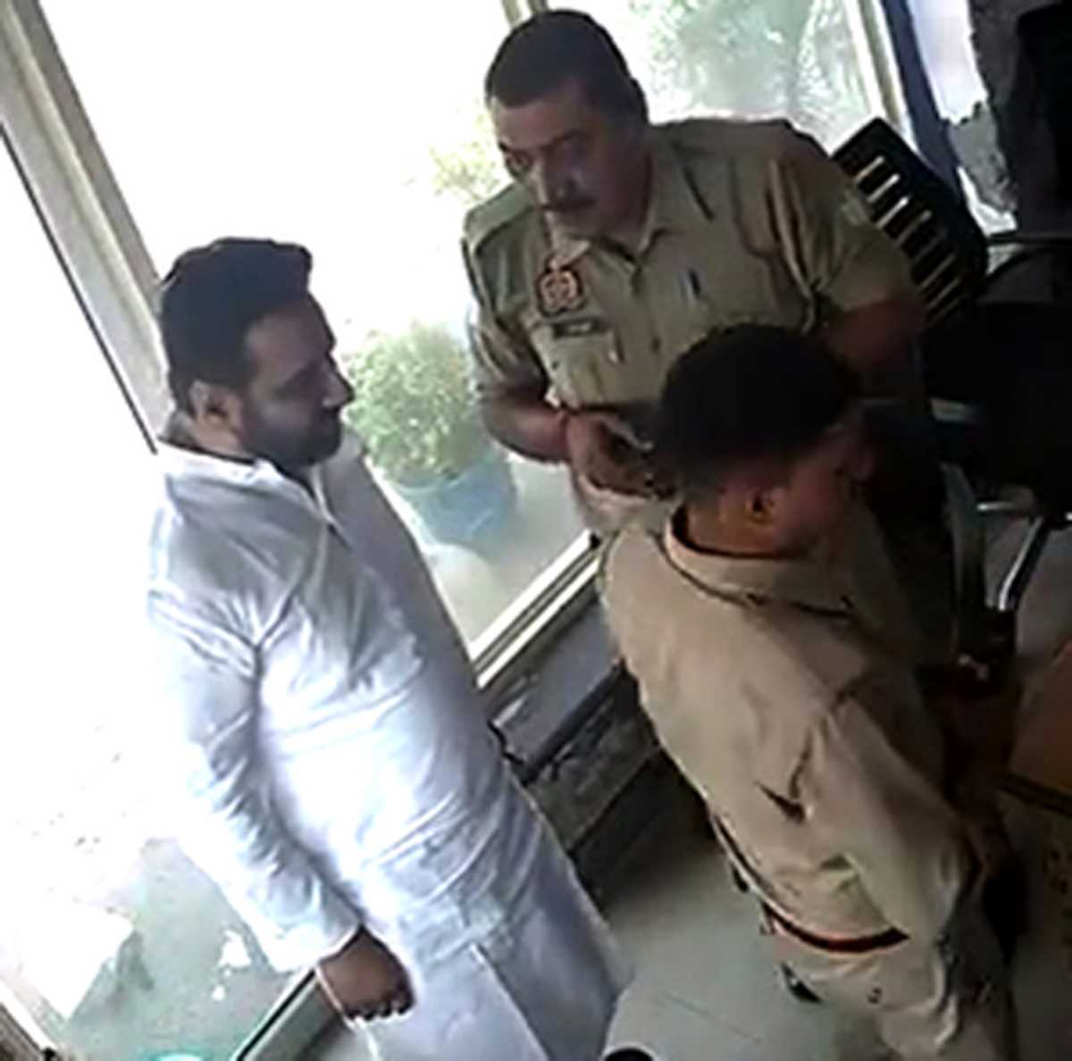आप विधायक अमानतुल्लाह और बेटे की तलाश में दबिश दे रही नोएडा पुलिस, बढ़ाई गई टीम