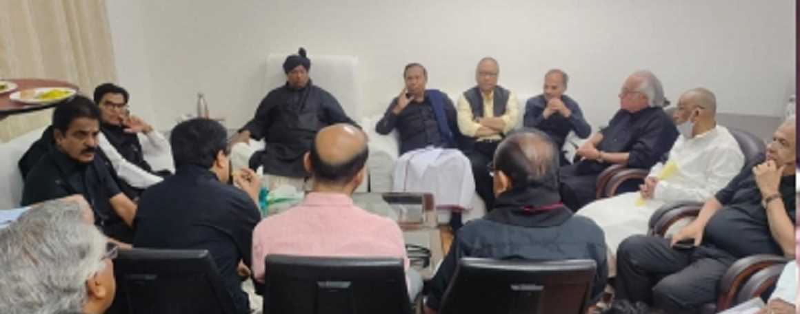 राहुल को अयोग्य ठहराए जाने के विरोध में कांग्रेस सांसदों ने पहनी काली पोशाक