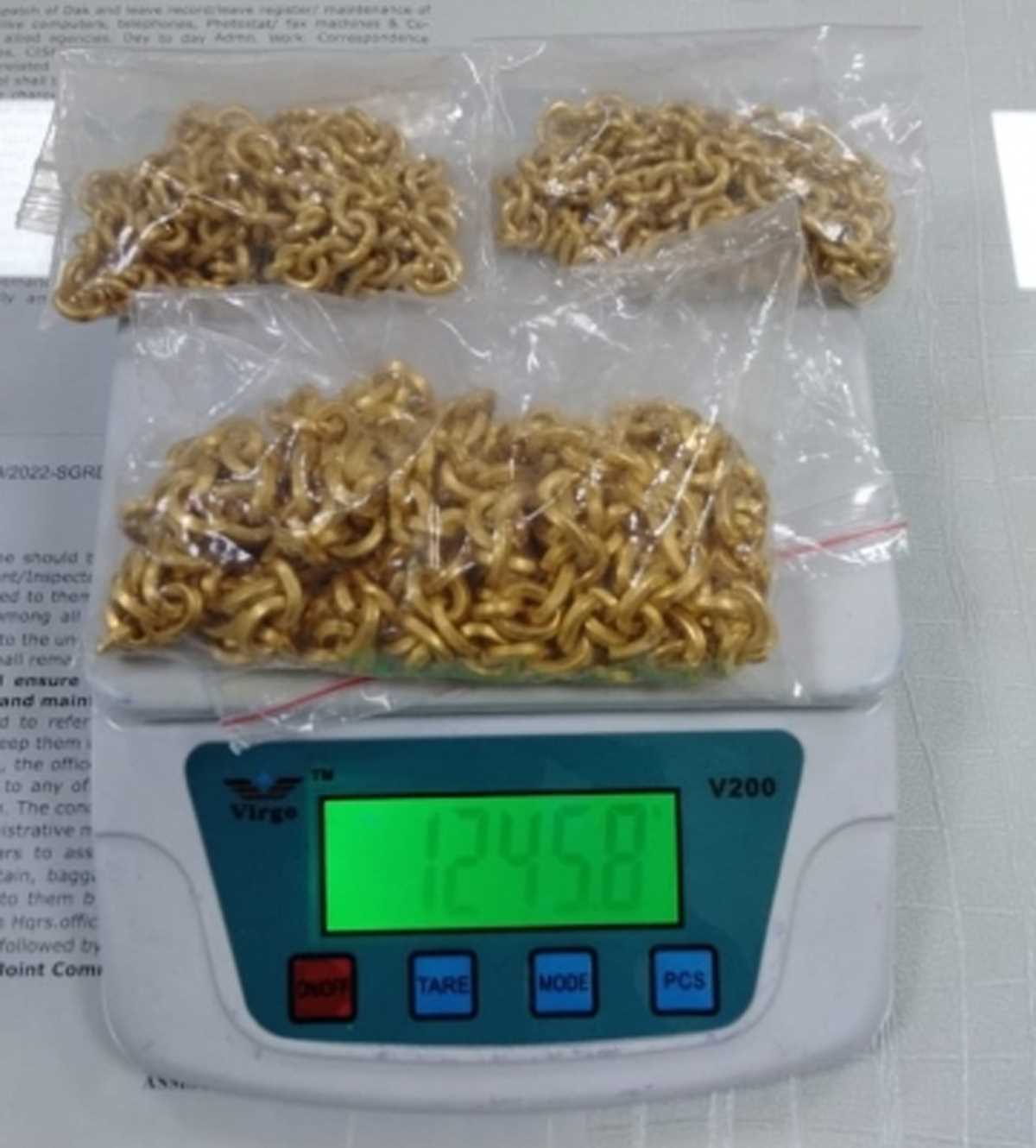 दुबई से लौटे व्यक्ति को अमृतसर हवाई अड्डे पर 65 लाख रुपये के सोने के साथ गिरफ्तार किया गया