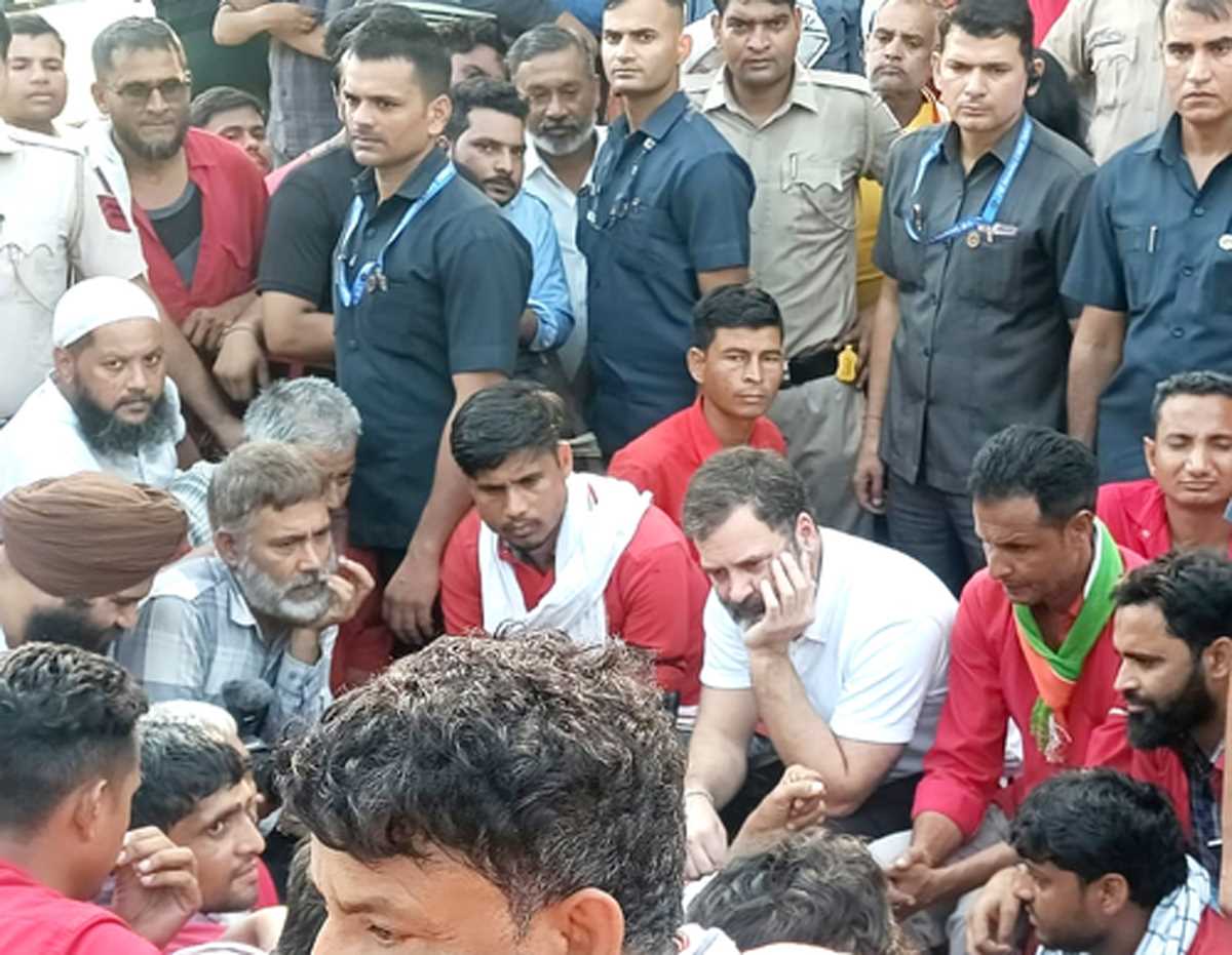 राहुल ने रेलवे स्टेशन का किया औचक दौरा, कुलियों से की बातचीत