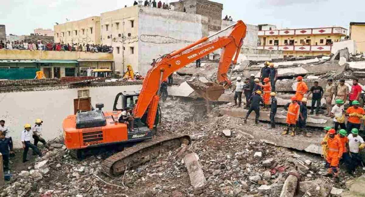 सूरत में इमारत ढहने से सात लोगों की मौत, बचाव अभियान जारी