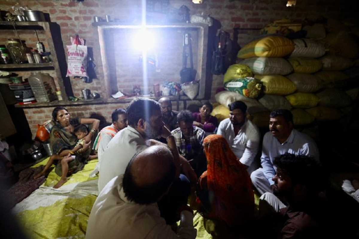 रायबरेली पहुंचे राहुल गांधी ने दलित युवक की हत्या के मामले में न्याय का दिया भरोसा