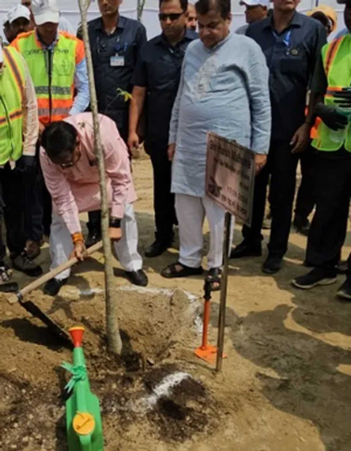 पीएम मोदी के जन्मदिन के अवसर पर गडकरी ने गाजियाबाद में किया पौधारोपण, किसानों को ऊर्जा दाता बनाने की बात को दोहराया