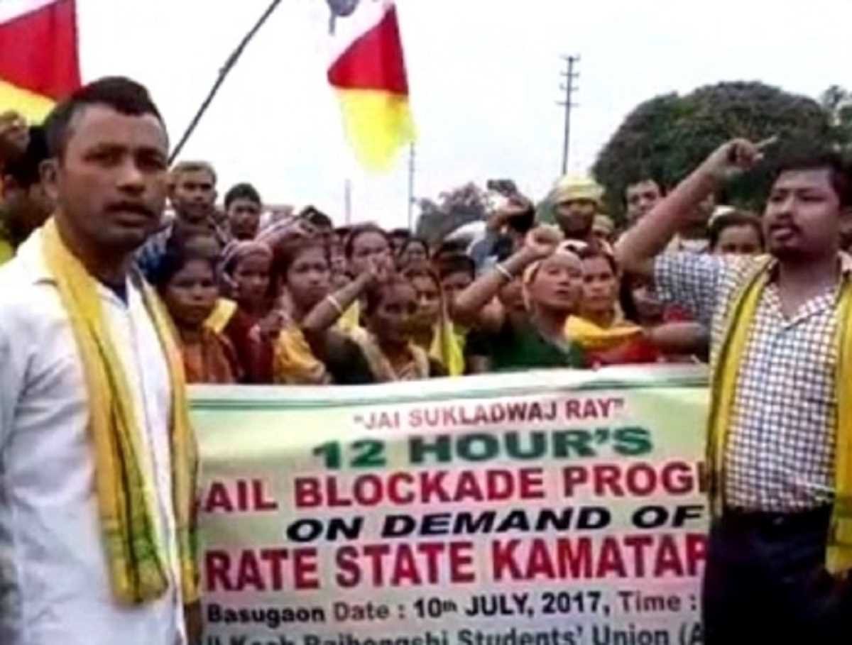 उत्तर बंगाल में अलग कामतापुरी राज्य की मांग को लेकर रेल रोको, रेल सेवाएं बाधित, यात्री परेशान उत्तर बंगाल में अलग कामतापुरी राज्य की मांग को लेकर रेल रोको, रेल सेवाएं बाधित, यात्री परेशान