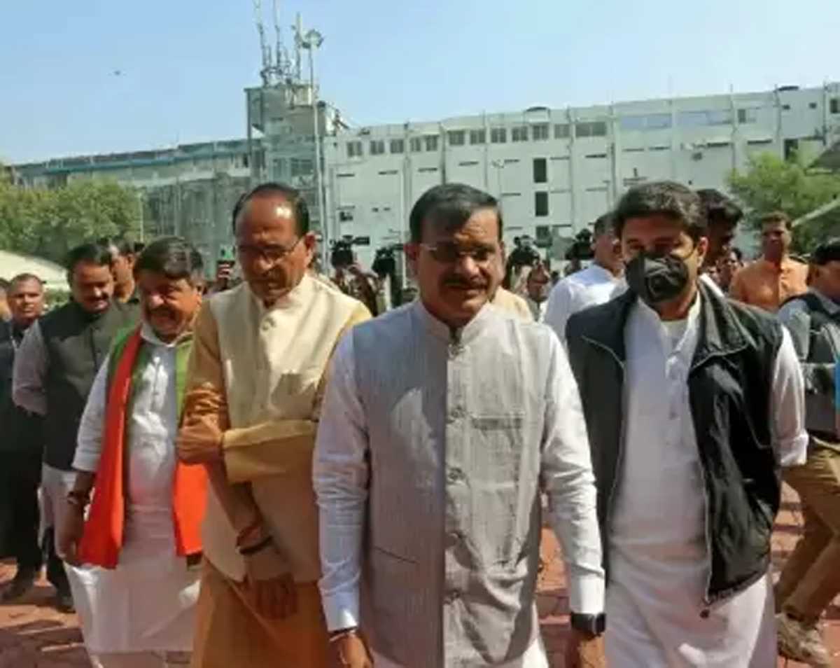 सिंधिया के भाजपा की कोर ग्रुप की बैठक से अचानक जाने पर सियासी चर्चाएं