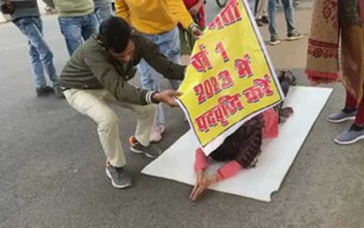 भोपाल में अनोखा प्रदर्शन, शिक्षक भर्ती अभ्यर्थियों की दंडवत यात्रा