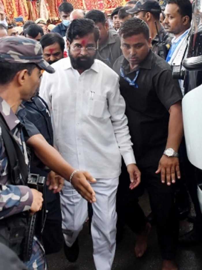 गोवा के लिए शिवसेना के बागी विधायक गुवाहाटी के होटल से रवाना