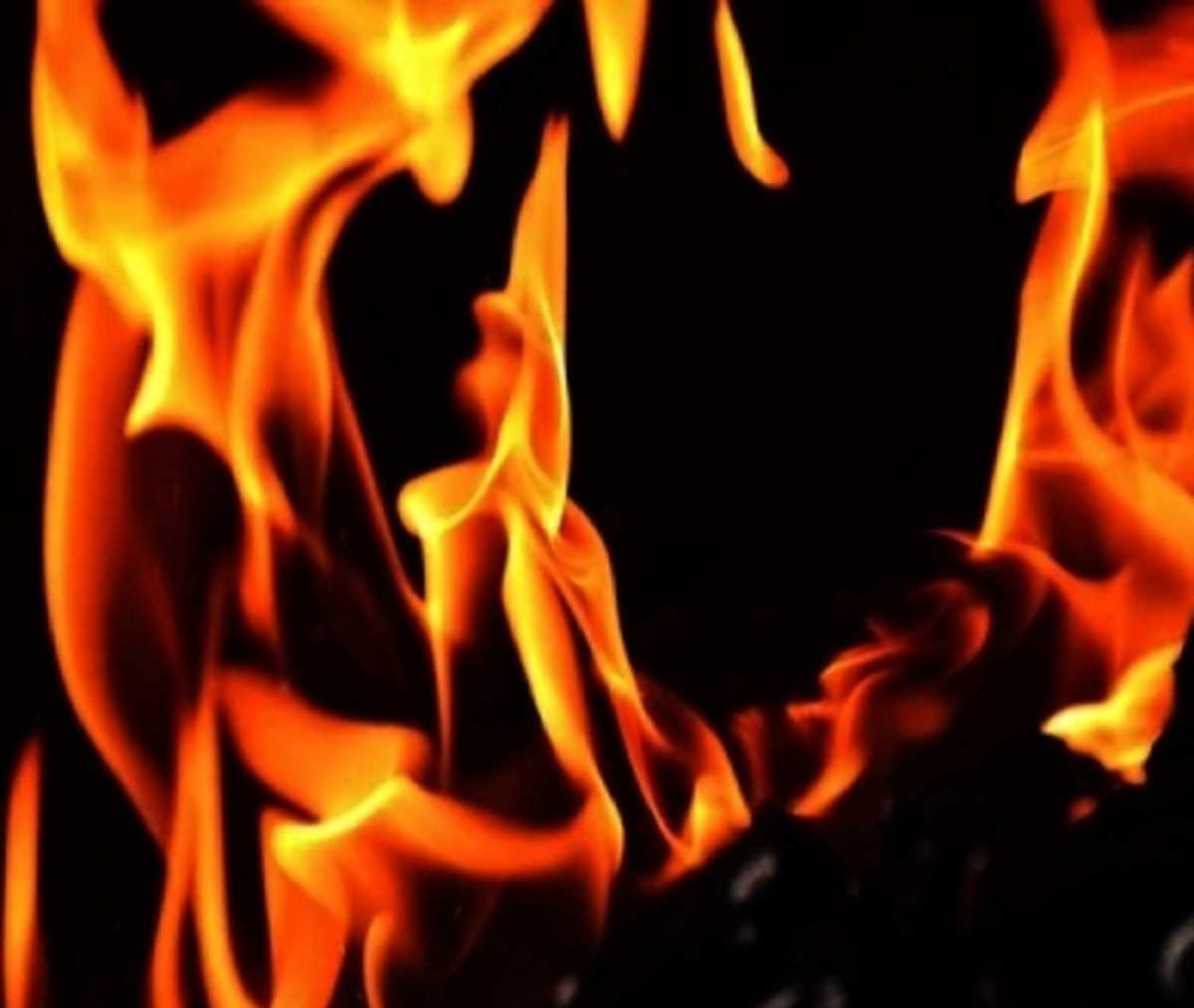 लखनऊ : हजरतगंज में लगी भीषण आग, छात्रों को सुरक्षित निकाला गया