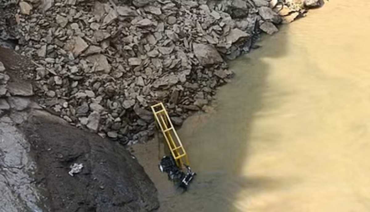 Uttarakhand: अचानक पहाड़ दरककर गिरने से मची खलबली, बैरिकेड और बाइक नदी में समाए, Uttarakhand: अचानक पहाड़ दरककर गिरने से मची खलबली, बैरिकेड और बाइक नदी में समाए,