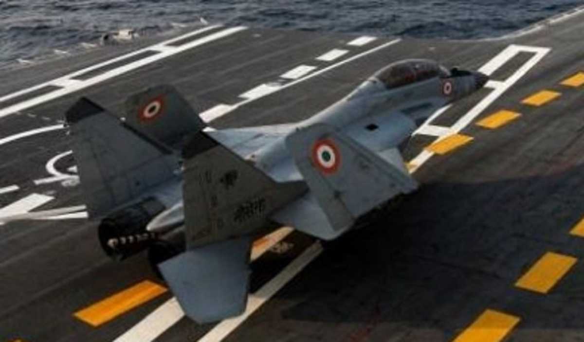 गोवा में नौसेना का मिग 29 के लड़ाकू विमान क्रैश, पायलट निकला सुरक्षित बाहर