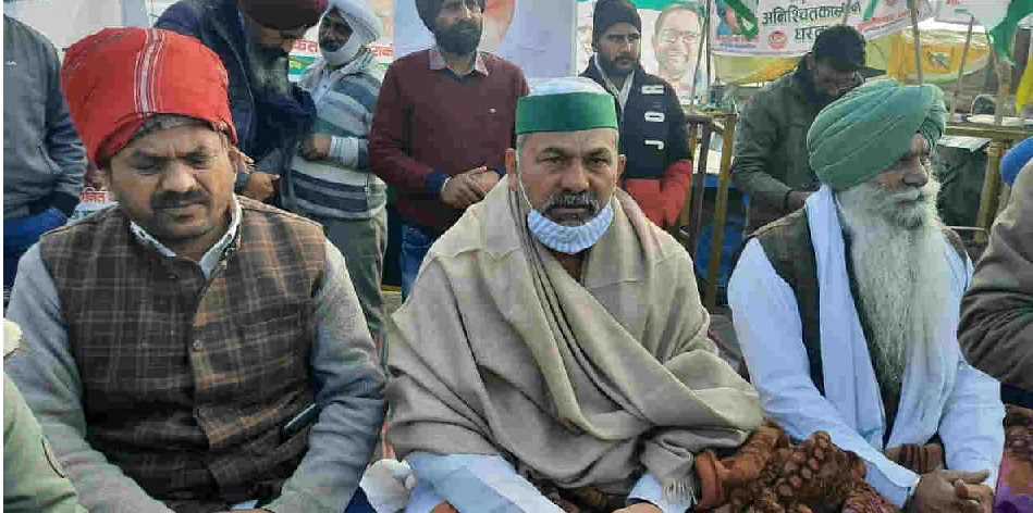 गाजीपुर बॉर्डर पर भूख हड़ताल पर बैठे किसान, टिकैत ने कहा- जारी रहेगा संघर्ष