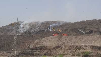 गाजीपुर लैंडफिल साइट पर लगी आग तीसरे दिन भी नहीं भुजी, स्थानीय लोग धुएं के कारण घर छोड़ने को मजबूर