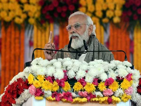 पीएम मोदी आज मेरठ में ध्यानचंद स्पोर्ट्स यूनिवर्सिटी का शिलान्यास करेंगे, दौरे से पहले दीपों से सजा सरधना