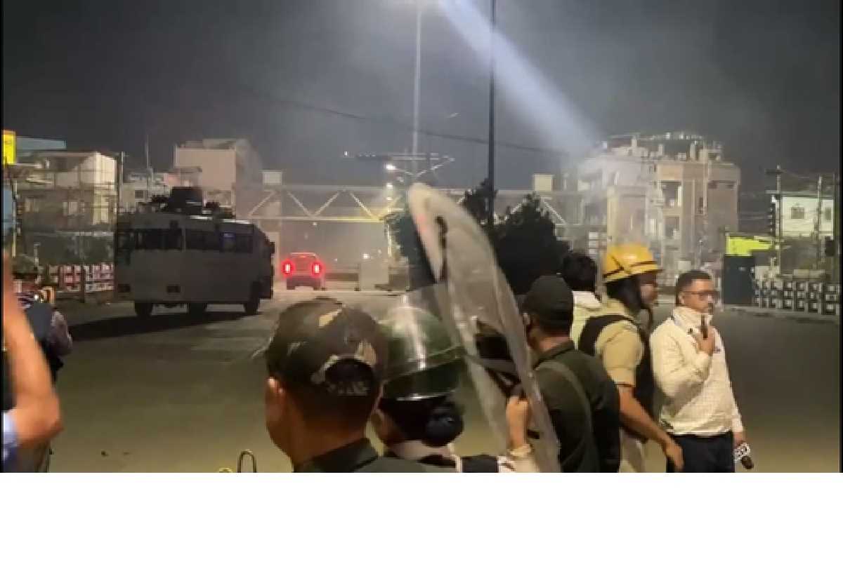 मणिपुर आईजीपी की कार फूंकी गई आरएएफ से झड़प में 19 महिलाएं घायल