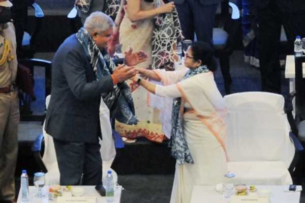 बंगाल शिखर सम्मेलन में ममता की केंद्रीय एजेंसी पर चुटकी ने राजनीतिक लहर पैदा की