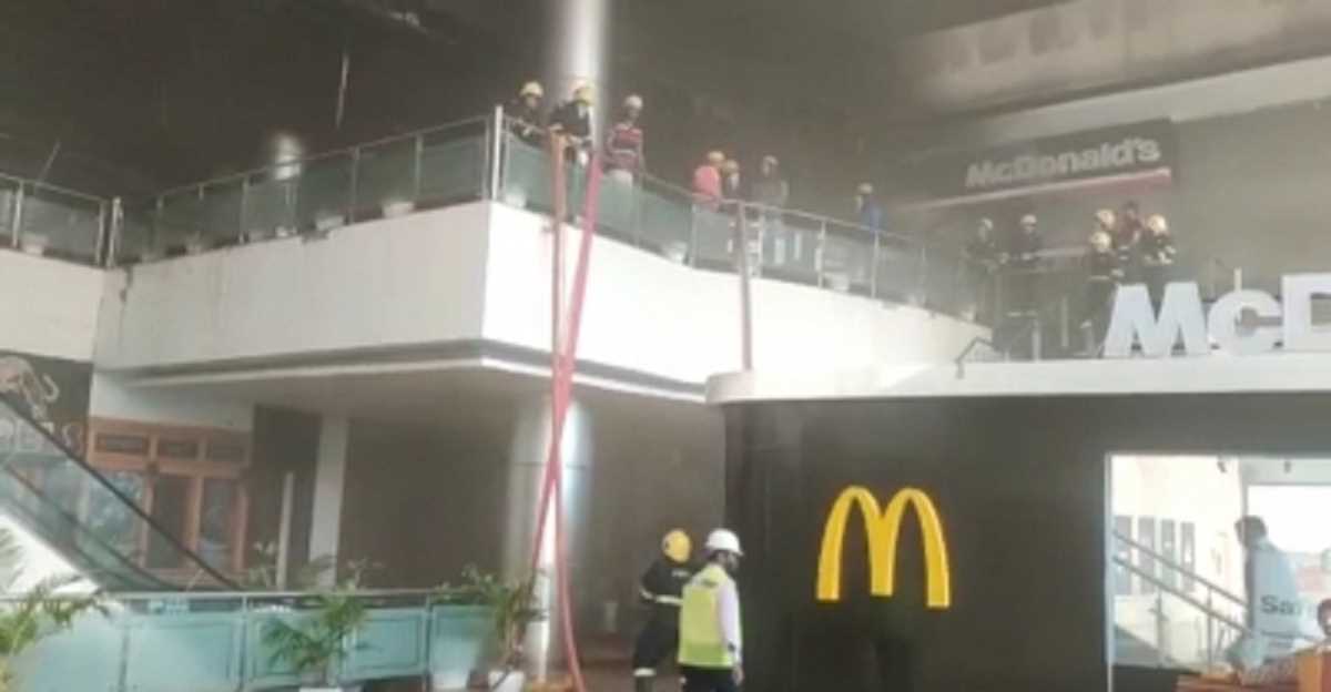 गुरुग्राम के मॉल में लगी भीषण आग, मौके पर पहुंचा दमकल का अमला, कोई हताहत नहीं गुरुग्राम के मॉल में लगी भीषण आग, मौके पर पहुंचा दमकल का अमला, कोई हताहत नहीं