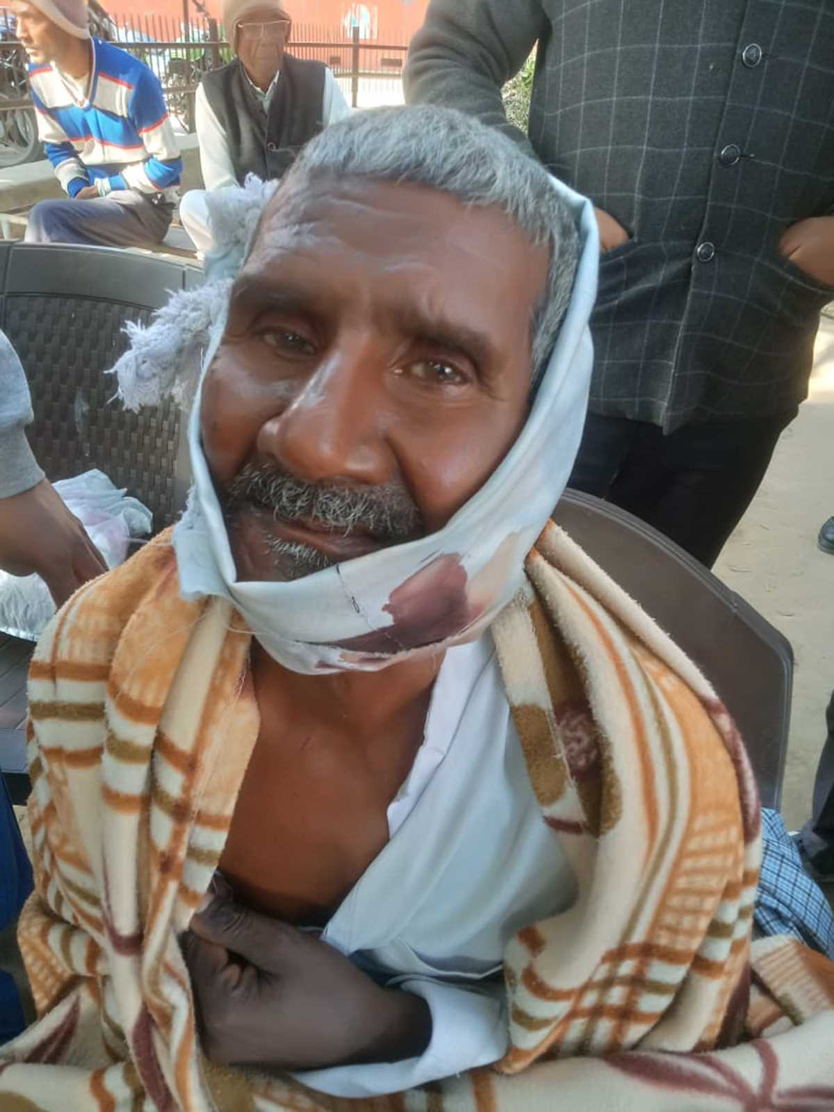 ग्रेटर नोएडा : घर में घुसकर बुजुर्ग पर चाकू से हमला, घायल