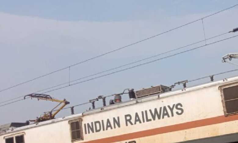 झारखंड में सरायकेला के पास ट्रेन पर गिरा हाईटेंशन तार, कई यात्री जख्मी