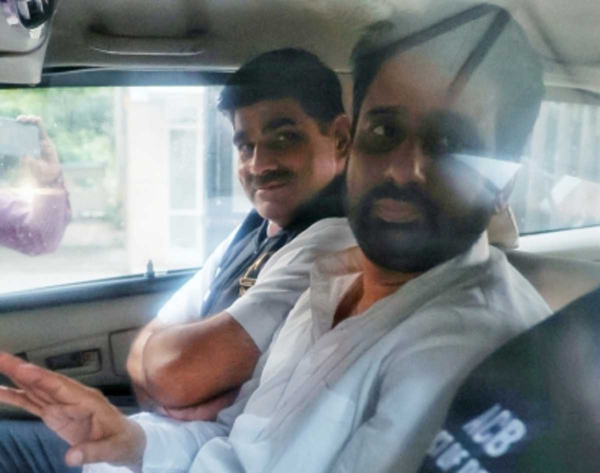 वक्फ बोर्ड भ्रष्टाचार मामले में अमानतुल्लाह खान को 14 दिन की न्यायिक हिरासत में भेजा गया वक्फ बोर्ड भ्रष्टाचार मामले में अमानतुल्लाह खान को 14 दिन की न्यायिक हिरासत में भेजा गया