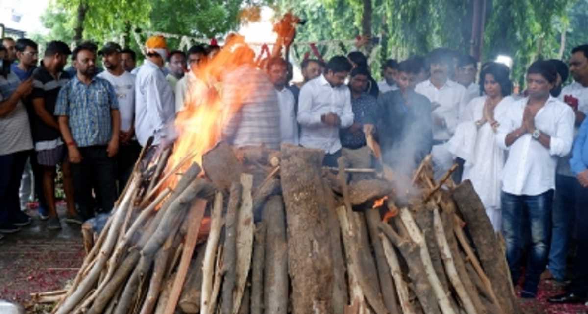 पंचतत्व में विलीन हुए कॉमेडी किंग राजू श्रीवास्तव, बेटे आयुष्मान ने किया अंतिम संस्कार