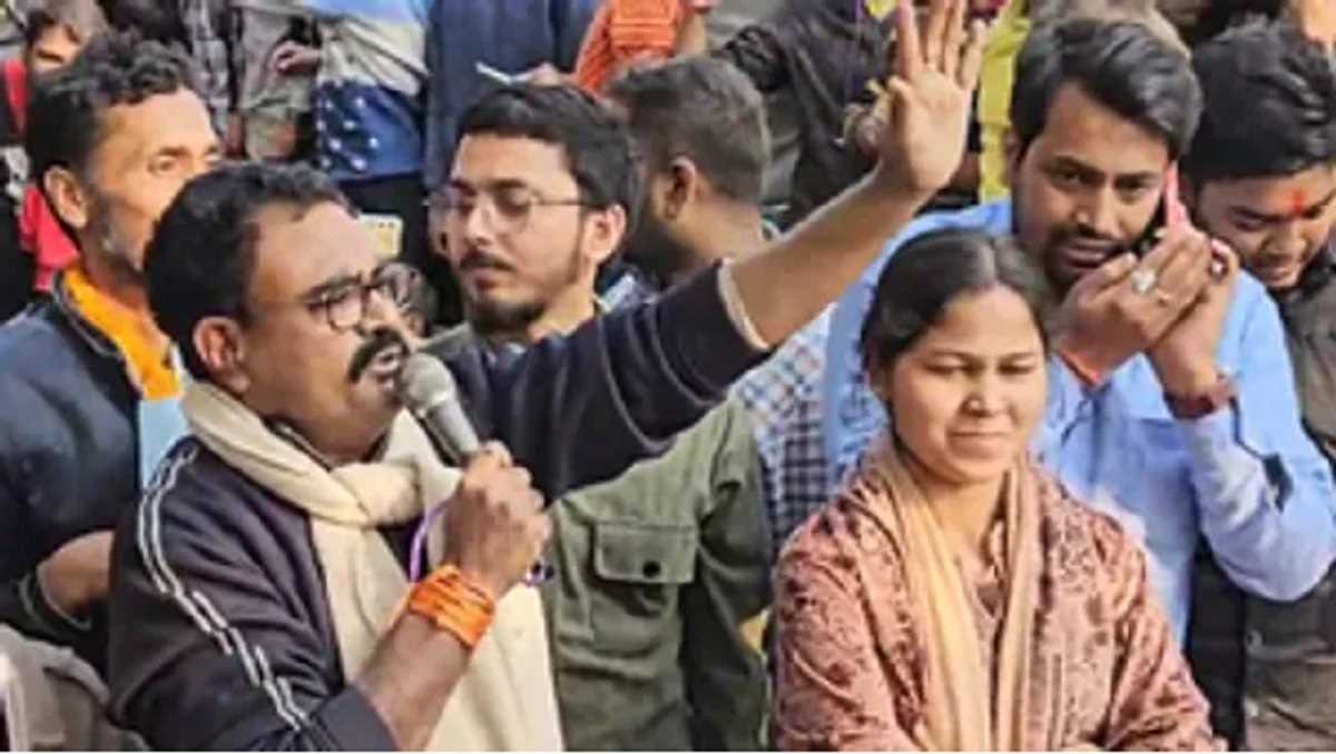 पटना : बीपीएससी अभ्यर्थियों का प्रदर्शन जारी, छात्रों से मिलने पहुंचे शिक्षक गुरु रहमान पटना : बीपीएससी अभ्यर्थियों का प्रदर्शन जारी, छात्रों से मिलने पहुंचे शिक्षक गुरु रहमान