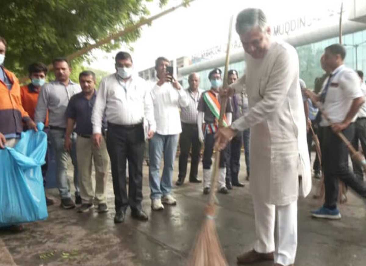 केंद्रीय रेल मंत्री अश्विनी वैष्णव ने रेलवे स्टेशन पर लगाई झाड़ू, दिया स्वच्छता का संदेश .. केंद्रीय रेल मंत्री अश्विनी वैष्णव ने रेलवे स्टेशन पर लगाई झाड़ू, दिया स्वच्छता का संदेश ..