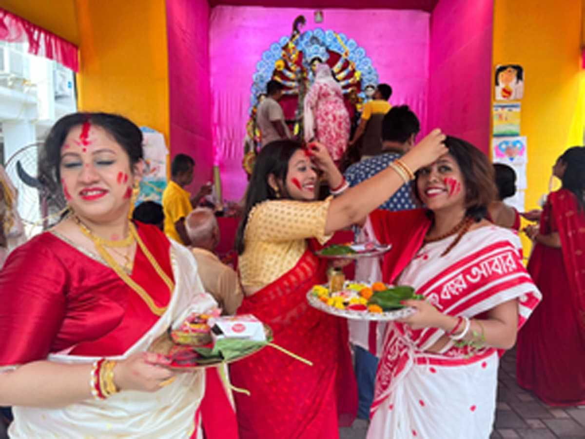 विजयदशमी पर बंगाल में महिलाओं ने देवी दुर्गा को विदाई दी