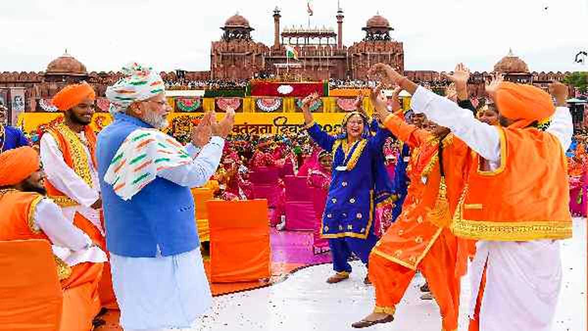 आजादी के तोहफे पर सियासत का फीता